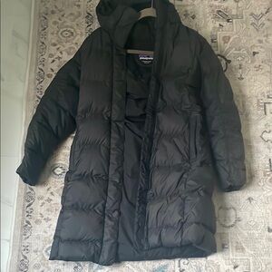 Patagonia Black Quilted Puffer Jacket with removable hood